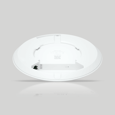 Parte inferior del U7 Lite Ubiquiti con puerto RJ45 2.5 GbE PoE, detalle técnico para instalación UniFi