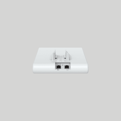 Detalle inferior del U6 Mesh Pro con doble puerto Ethernet para conexión de red empresarial