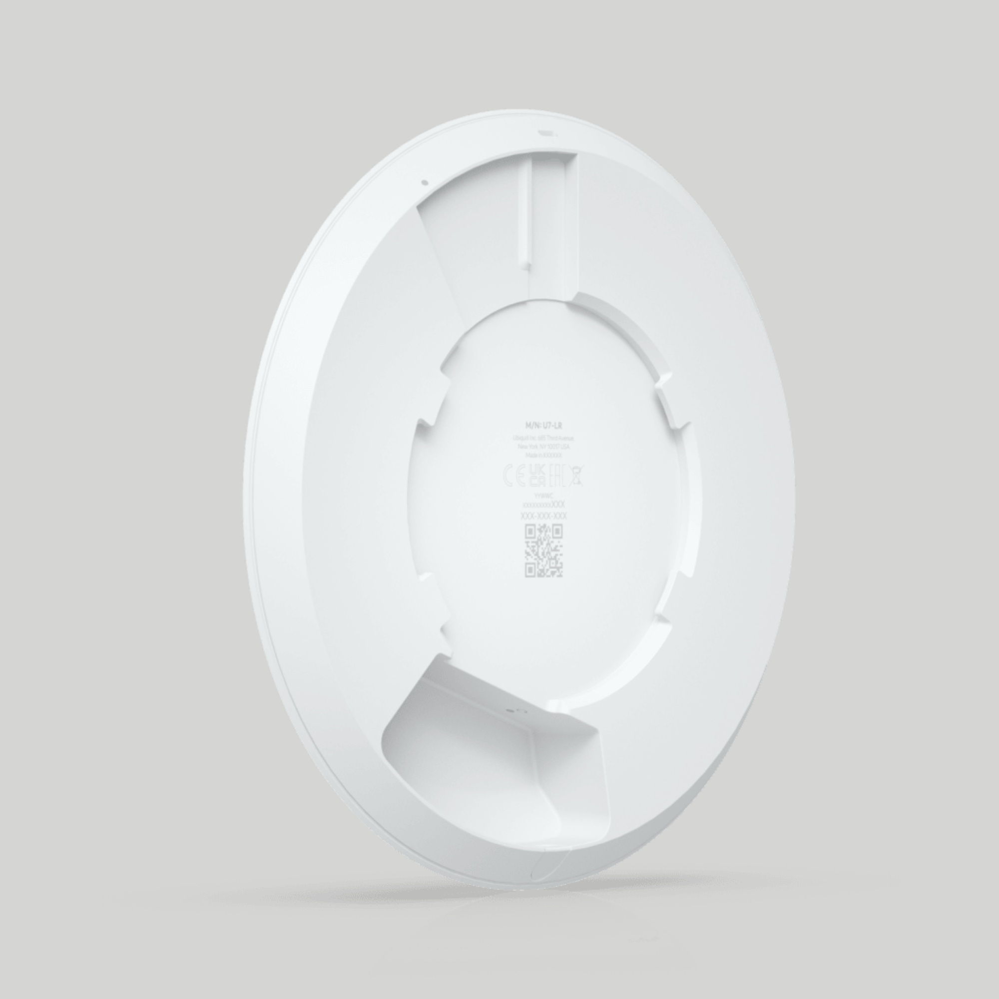 Parte trasera del Ubiquiti U7-LR con base circular y sistema de montaje para techo en oficinas