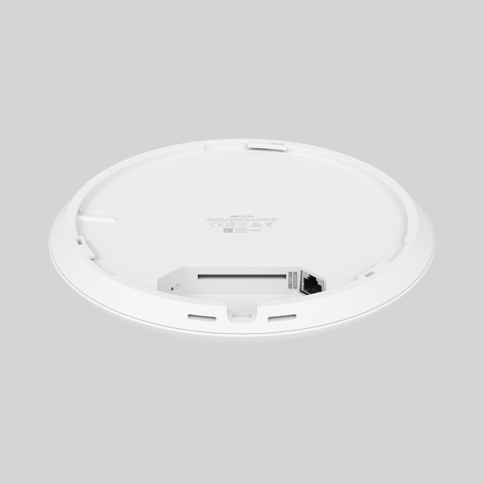 Parte inferior del Ubiquiti U7 Pro con puerto Ethernet 2.5 GbE y base de montaje para instalación en techo