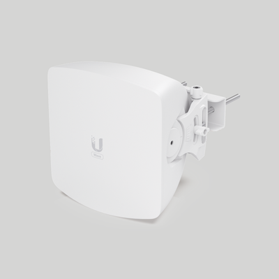 Access point Ubiquiti Wave AP de exterior con carcasa blanca y soporte ajustable para poste