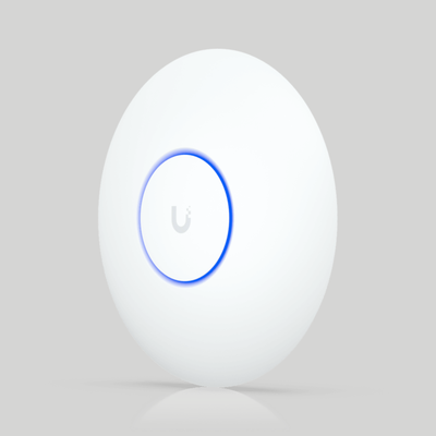 Vista en ángulo del U7 Lite Ubiquiti blanco con aro LED azul, punto de acceso UniFi WiFi 7 compacto