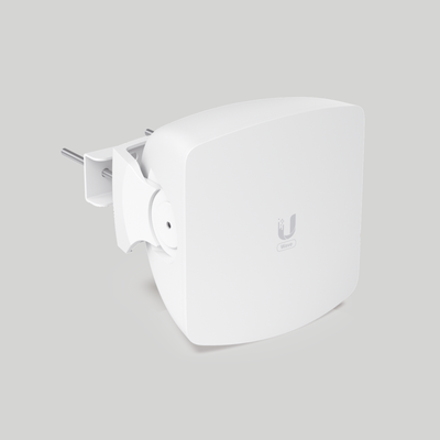 Ubiquiti Wave AP blanco con antena integrada y soporte metálico para enlaces 60 GHz PtMP