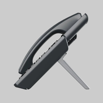 Perfil lateral del teléfono IP Grandstream GRP2601 negro con auricular y soporte inclinado para escritorio