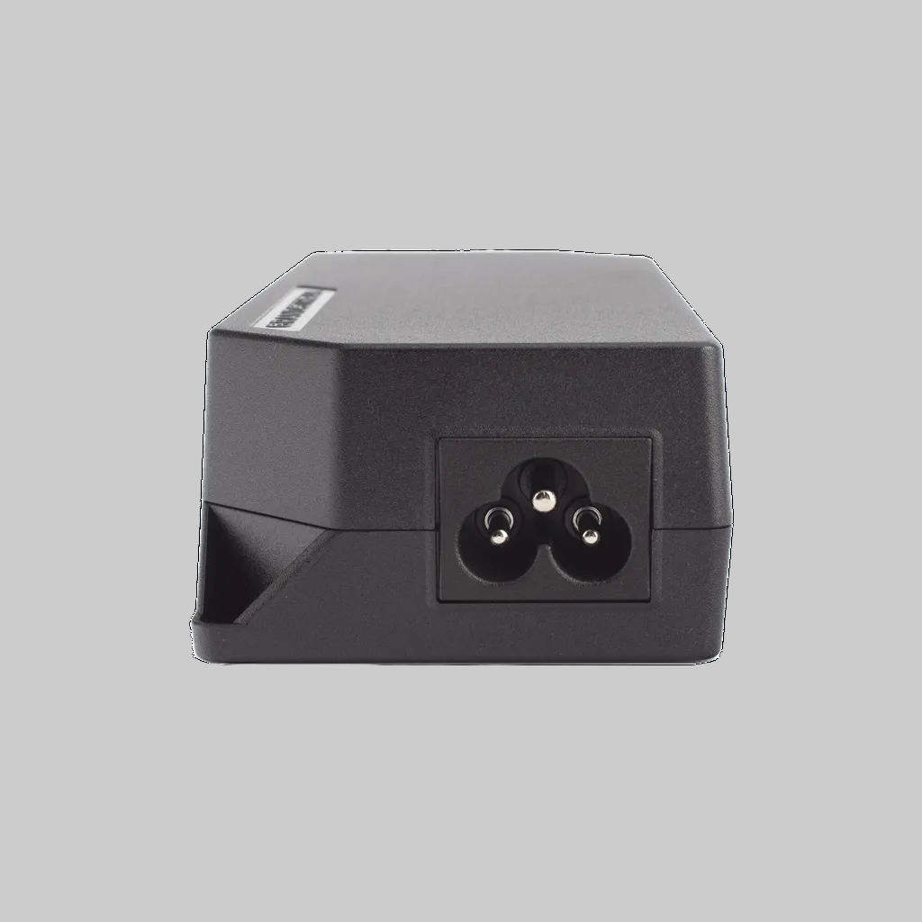 Inyector PoE multigigabit Grandstream GS-POE15W-MG vista posterior con carcasa compacta para redes Ethernet