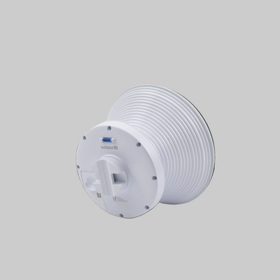 Ubiquiti IsoStation AC vista trasera completa con sistema de montaje y carcasa resistente para exterior