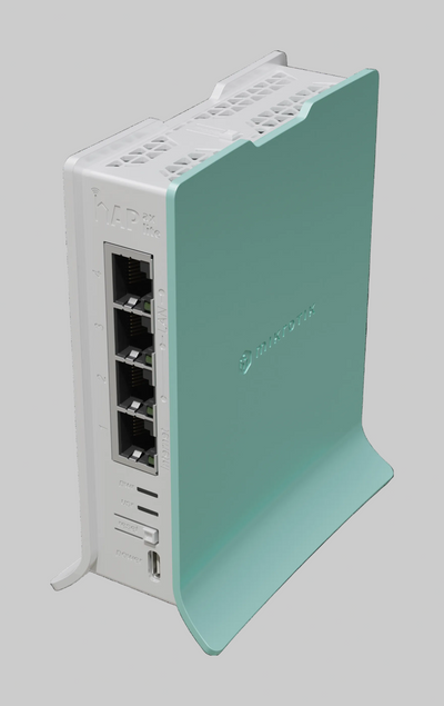 Router MikroTik hAP ax lite L41G-2AXD en blanco y verde, visto desde arriba en ángulo, con cuatro puertos Gigabit Ethernet y rejillas de ventilación.