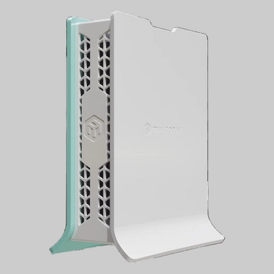 Vista posterior del router MikroTik hAP ax lite L41G-2AXD, con carcasa blanca, soporte verde y rejillas de ventilación.