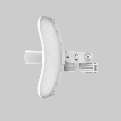 Antena direccional Ubiquiti 5GHz con estructura curva y alta ganancia para enlaces punto a punto