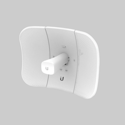 Antena Ubiquiti 23 dBi 5GHz con panel perforado y diseño simétrico para enlaces inalámbricos de largo alcance