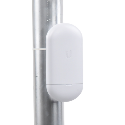 Ubiquiti Loco5AC instalado en poste metálico para internet inalámbrico entre edificios