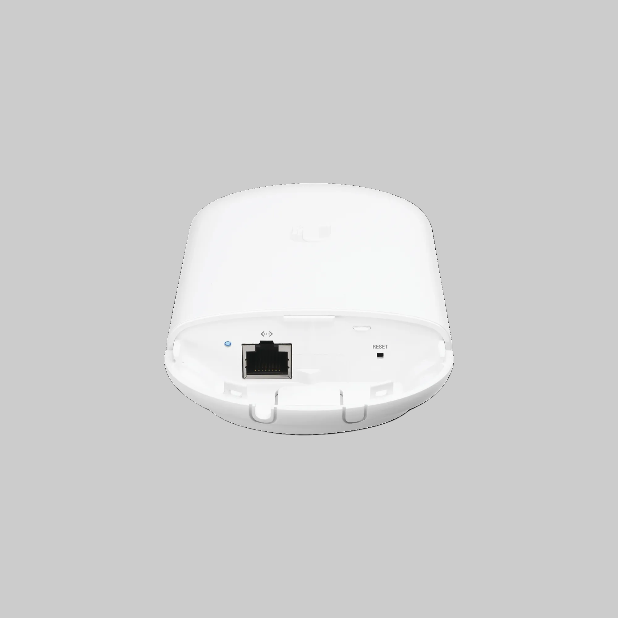 Parte trasera NanoStation Loco5AC con soporte de montaje y ventilación para instalación exterior