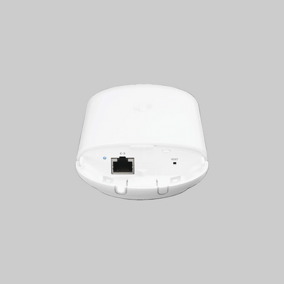 Parte trasera NanoStation Loco5AC con soporte de montaje y ventilación para instalación exterior