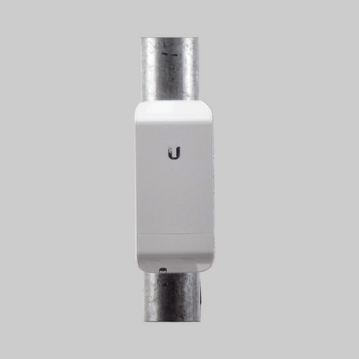 NanoStation LocoM2 Ubiquiti montada en poste metálico para enlace inalámbrico 2.4GHz en exteriores