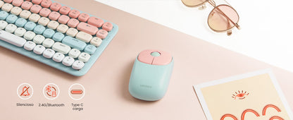 Mouse Ugreen MU102 rosa en uso sobre escritorio con laptop