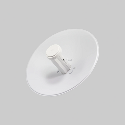 antena plato ubiquiti powerbeam m5 300 en ángulo superior con alimentador central para enlaces inalámbricos estables