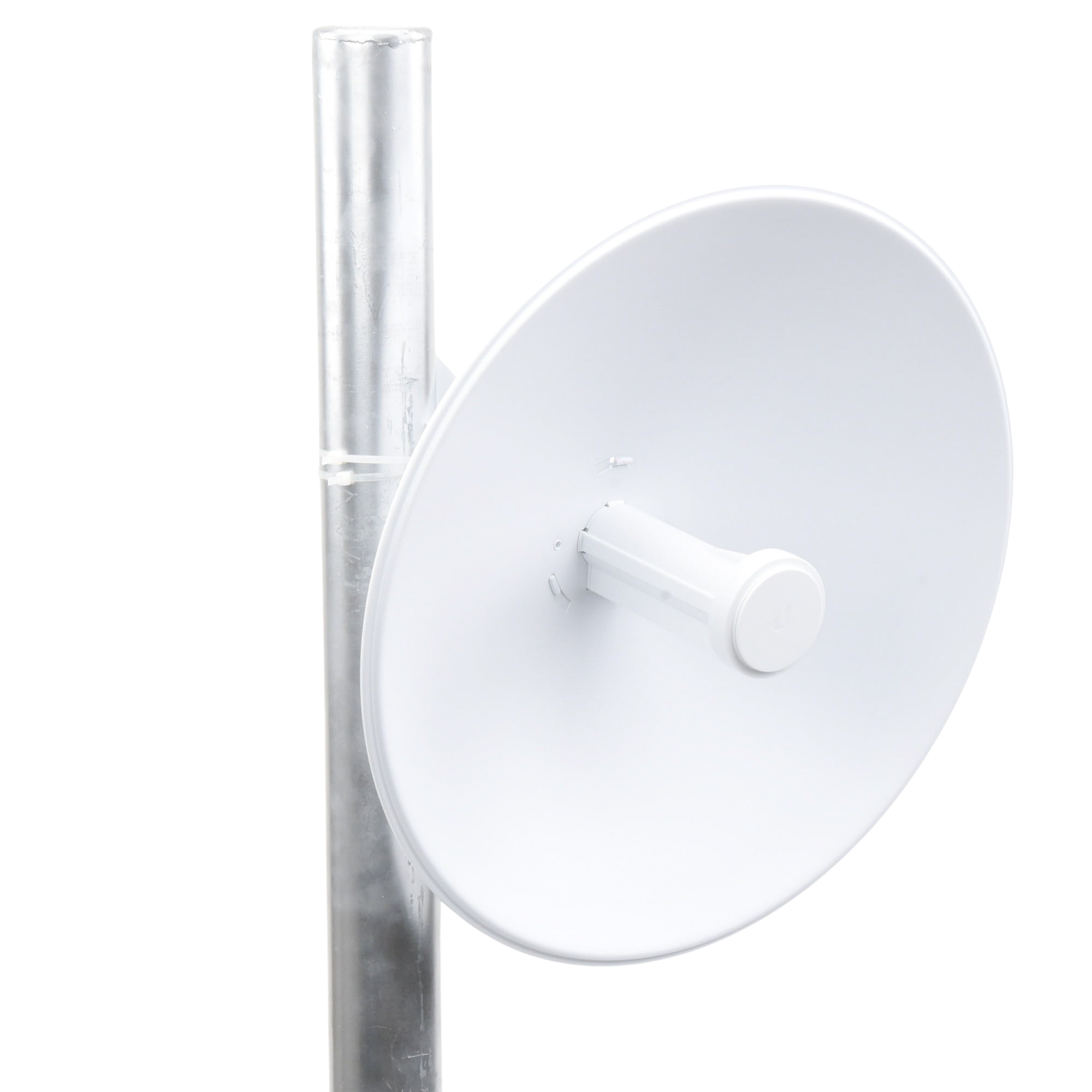 Antena PowerBeam M5-400 instalada en poste para enlaces punto a punto de larga distancia en exteriores