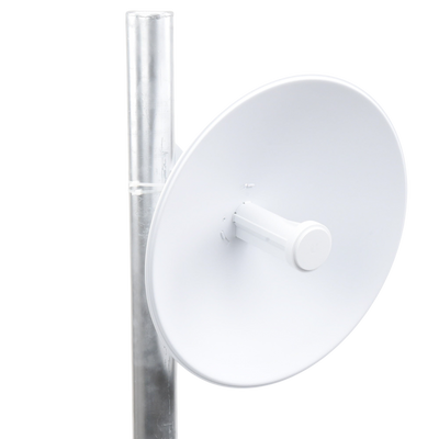 Antena PowerBeam M5-400 instalada en poste para enlaces punto a punto de larga distancia en exteriores