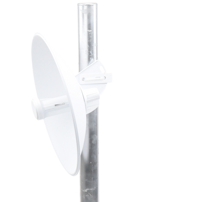 Parte trasera de antena PowerBeam PBE-M5-400 con sistema de fijación robusto para exteriores