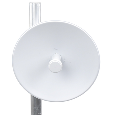 Plato parabólico Ubiquiti PowerBeam M5-400 montado en mástil para transmisión inalámbrica de alta estabilidad