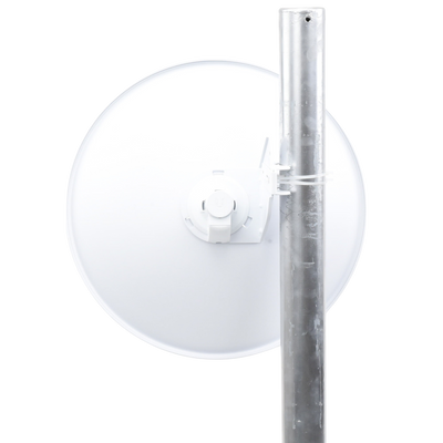 Sistema de montaje PowerBeam PBE-M5-400 con soporte ajustable para alineación precisa en enlaces 5GHz