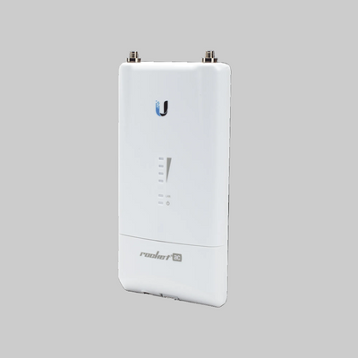 radio base Ubiquiti 5GHz R5AC-LITE diseño compacto vista lateral con antenas externas desmontables