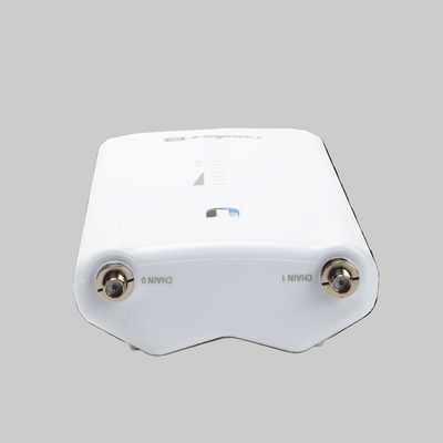 detalle conectores RP-SMA radio Ubiquiti R5AC-LITE 5GHz chain 0 y chain 1 para antena externa