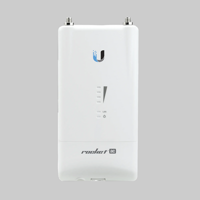 radio Ubiquiti R5AC-LITE airMAX ac 5GHz vista frontal carcasa blanca con conectores RF superiores