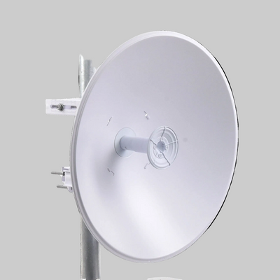 RocketDish Ubiquiti airMAX montada en poste para redes inalámbricas exteriores de alta estabilidad