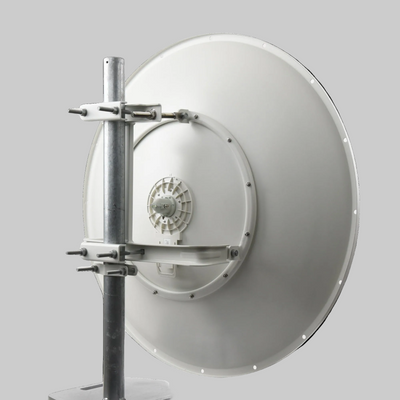 Parte trasera de RocketDish RD-5G34 Ubiquiti con soporte para instalación profesional en poste exterior