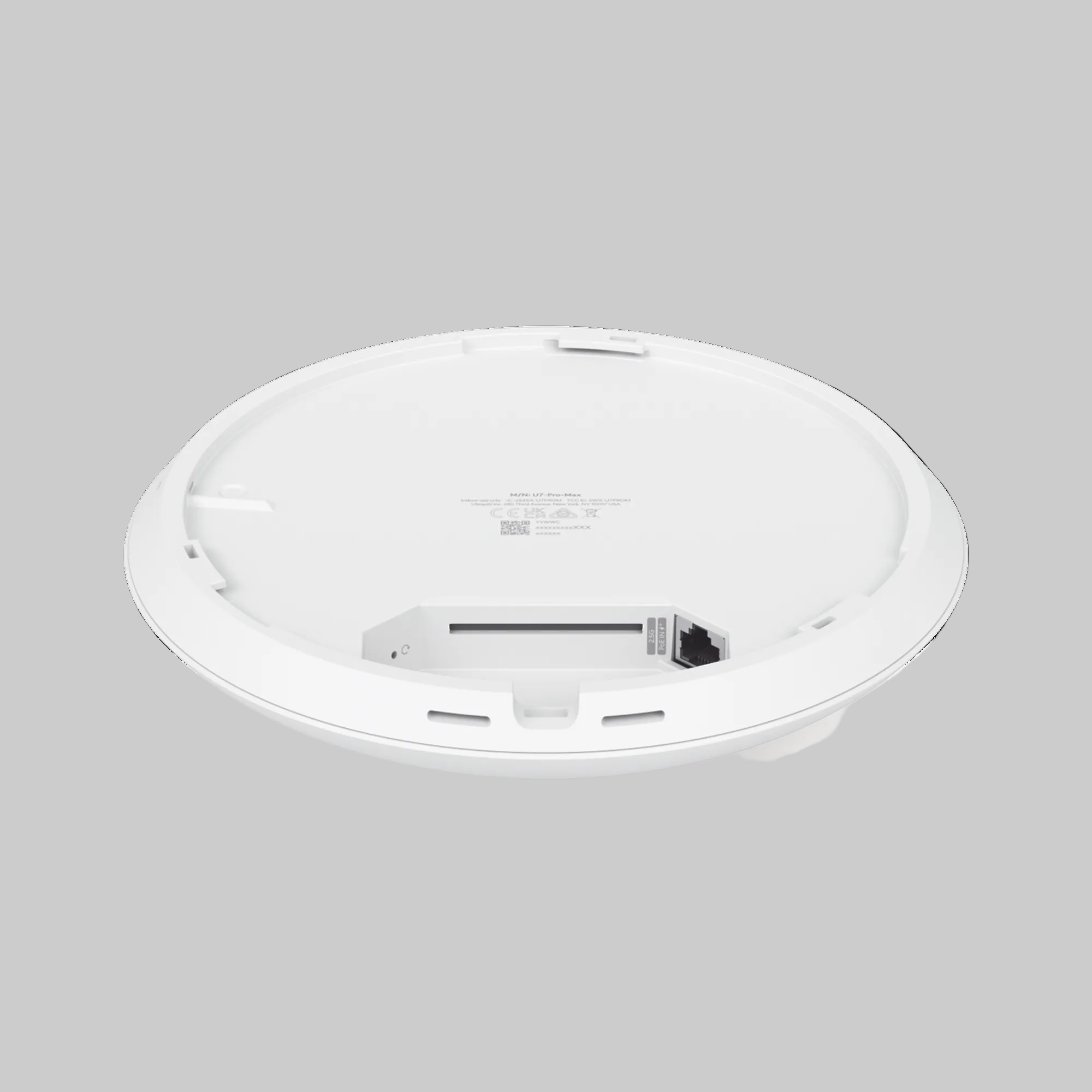 u7 pro max vista trasera inclinada con puerto 2.5 gbe y base interior para montaje profesional