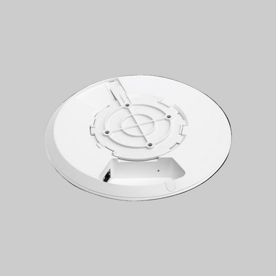 Parte inferior access point doble banda con entrada Ethernet PoE para red estable en negocios y oficinas