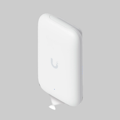 Access point UniFi UK-Ultra en vista diagonal, carcasa blanca compacta con LED lateral azul