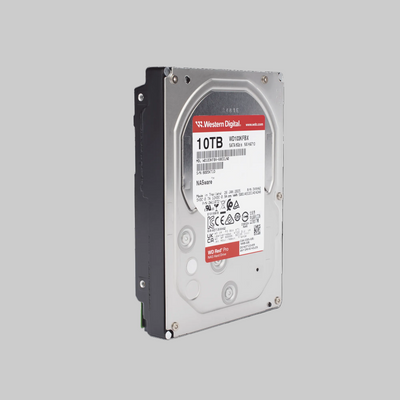 Disco duro NAS 10TB WD Red Pro mostrando perfil lateral y grosor estándar 3.5 pulgadas para servidores