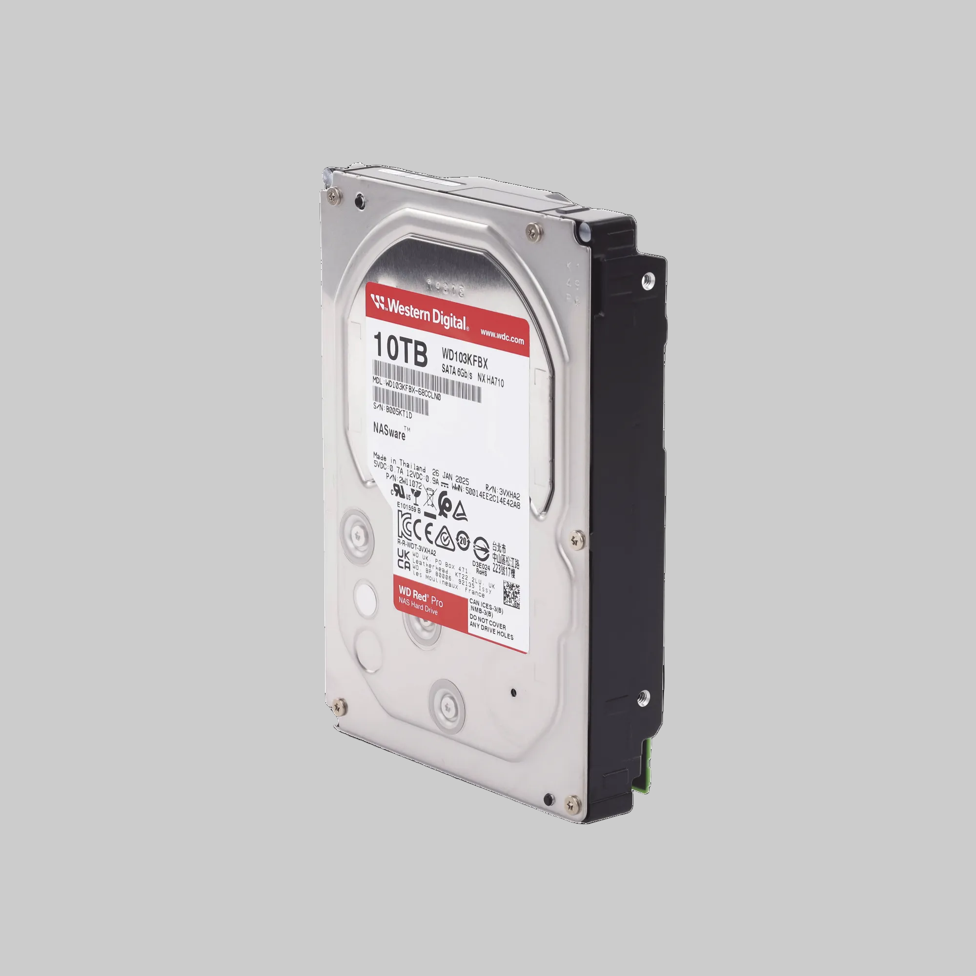 Disco duro WD Red Pro 10TB en ángulo con etiqueta roja visible y carcasa metálica para servidor NAS 24/7