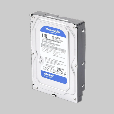 Disco duro WD Blue 1TB con etiqueta QR y especificaciones visibles para PC de oficina y negocio
