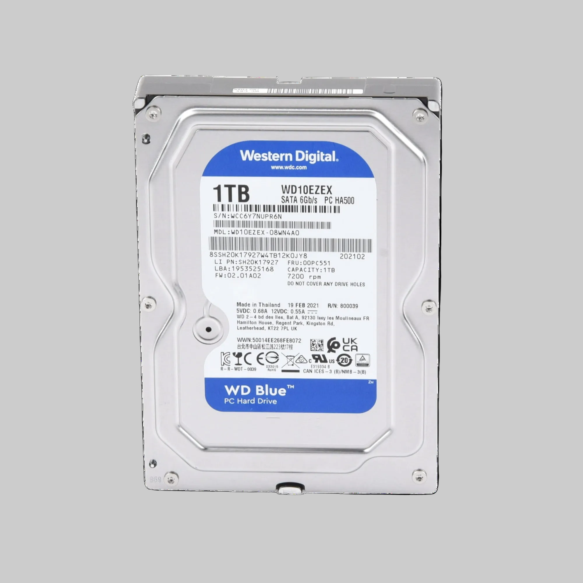 Disco duro 1TB WD Blue en ángulo mostrando carcasa metálica y grosor estándar 3.5 pulgadas