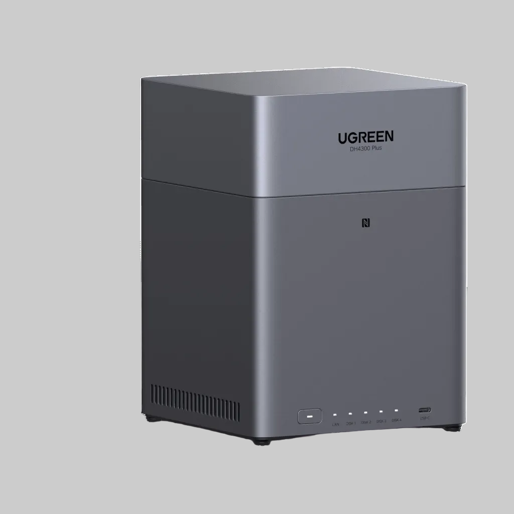 Servidor NAS UGREEN DH4300 Plus gris de 4 bahías, vista frontal lateral con diseño compacto y ventilación inferior