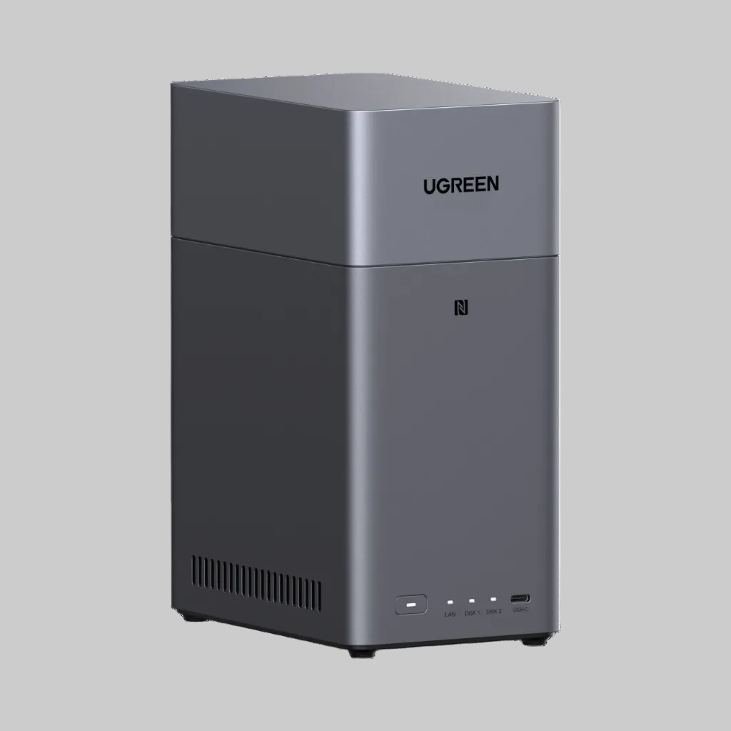 Servidor NAS UGREEN DH2300 de 2 bahías en color gris, vista frontal derecha con diseño compacto y ventilación lateral