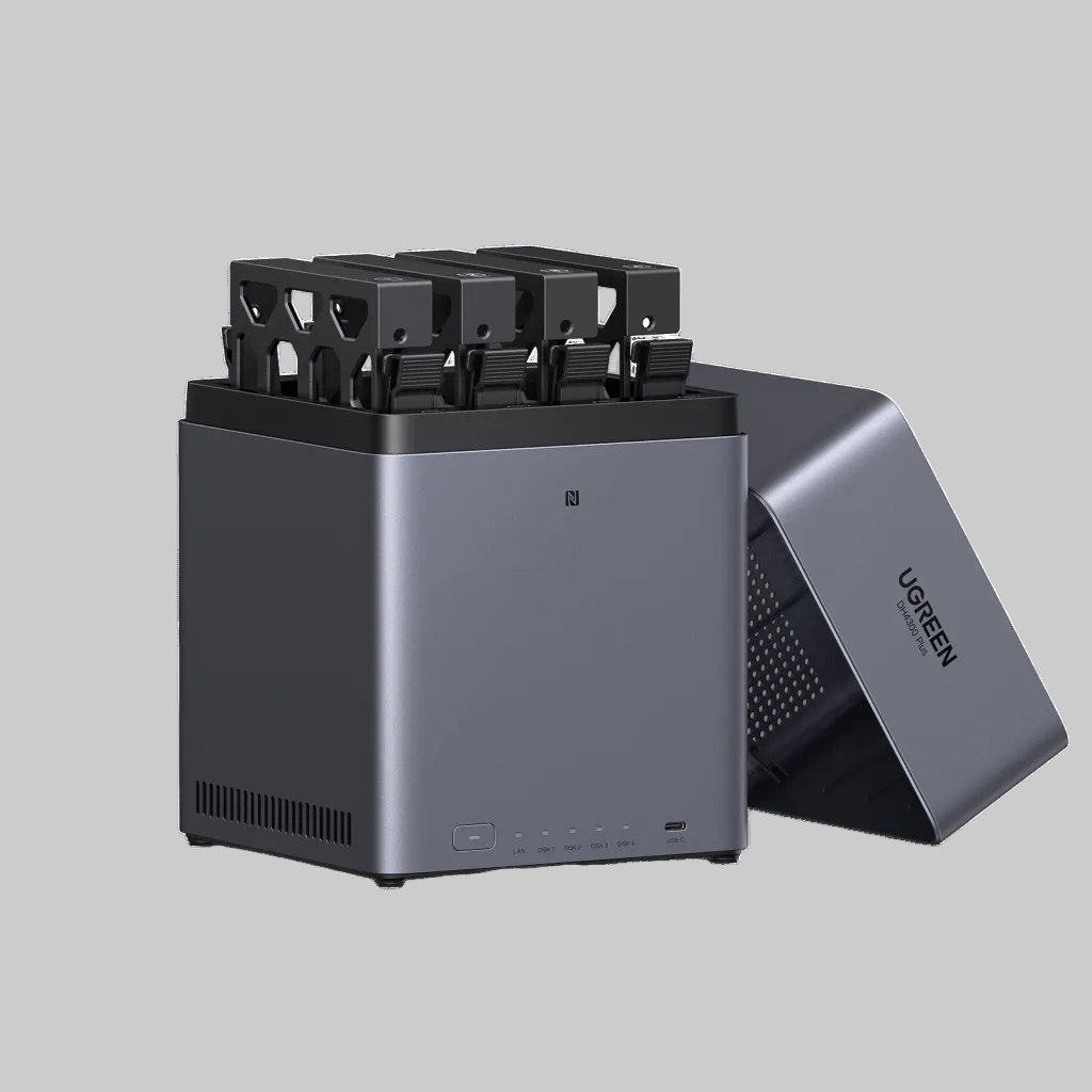 NAS UGREEN DH4300 Plus abierto con 4 bandejas para discos, carcasa removible y puerto USB-C frontal