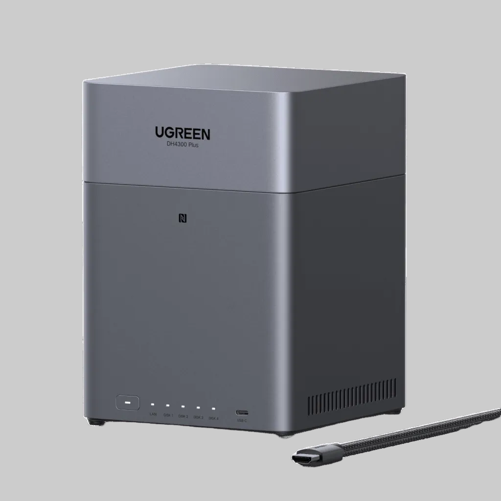 NAS UGREEN DH4300 Plus de 4 bahías en color gris, vista frontal con USB-C, LEDs de disco y cable incluido
