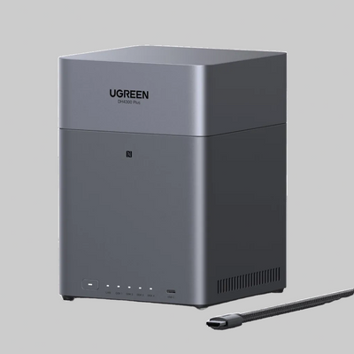 NAS UGREEN DH4300 Plus de 4 bahías en color gris, vista frontal con USB-C, LEDs de disco y cable incluido