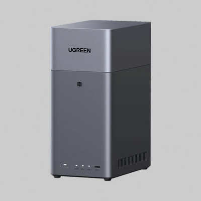 NAS UGREEN DH2300 gris oscuro de 2 bahías, vista frontal en ángulo con puerto USB-C e indicadores LED